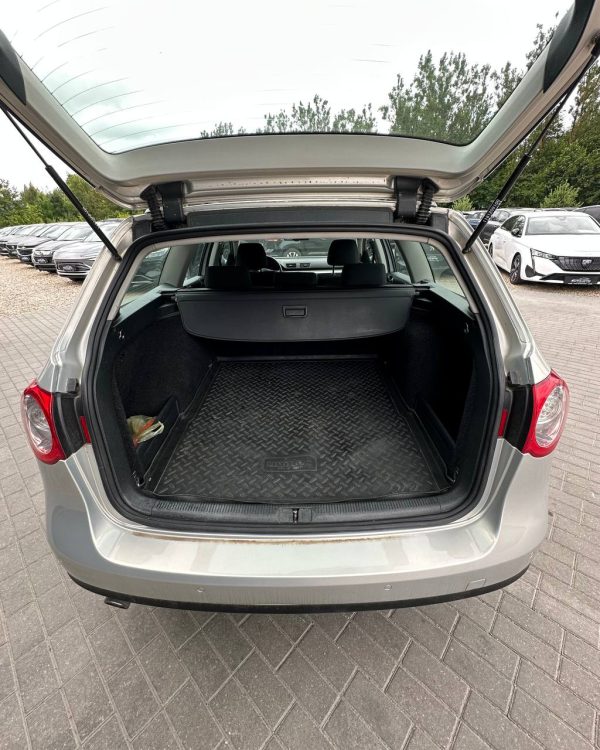 Volkswagen Passat - Image 10
