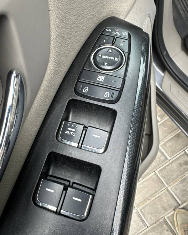 Kia Carnival III - Image 26