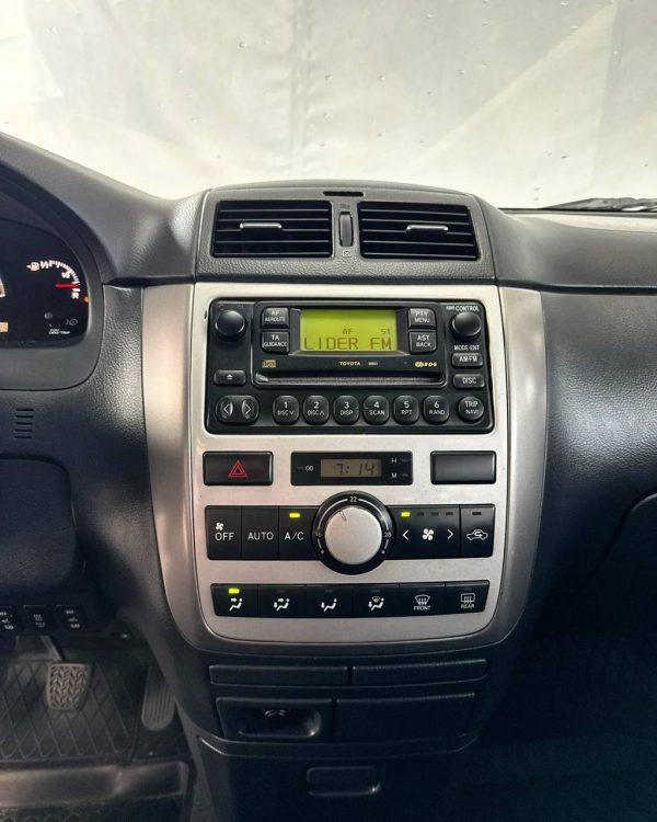Toyota Avensis Verso I · Рестайлинг - Image 12