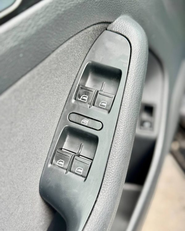 Volkswagen Jetta VI - Image 17