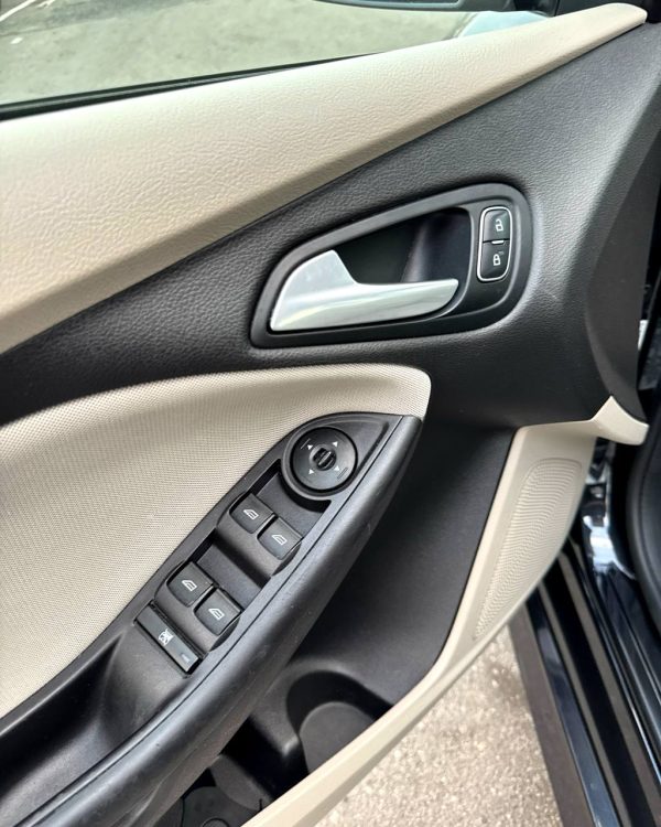 Ford Focus - Image 11