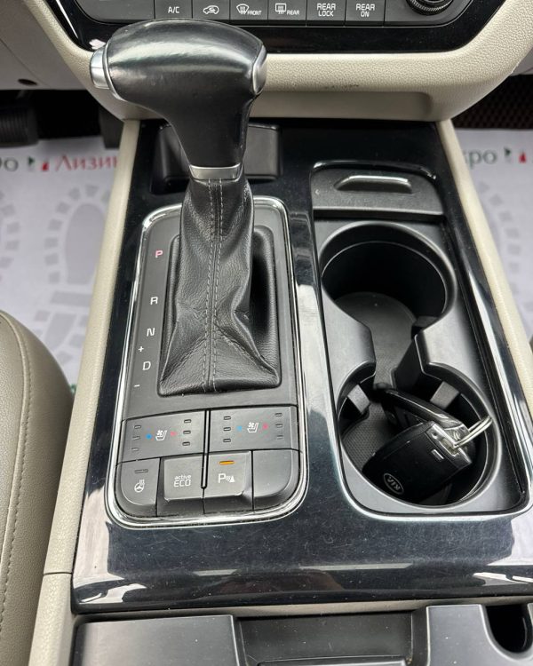 Kia Carnival III - Image 24