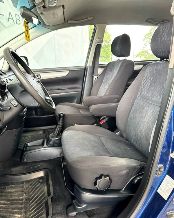 Toyota Avensis Verso I · Рестайлинг - Image 10