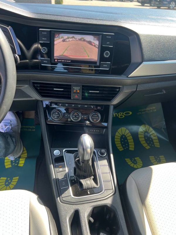 Volkswagen Jetta - Image 11