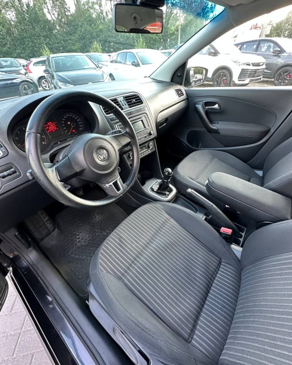 Volkswagen Polo Sedan I - Image 7