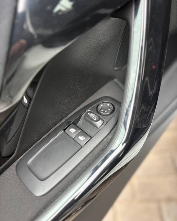 Peugeot 208 I · Рестайлинг - Image 17