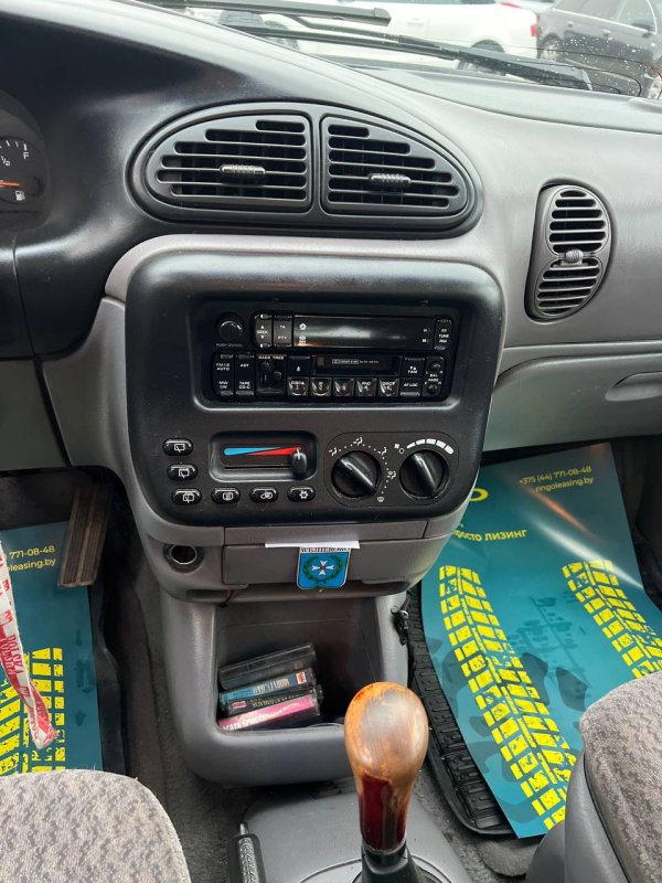 Chrysler Voyager III - Image 12