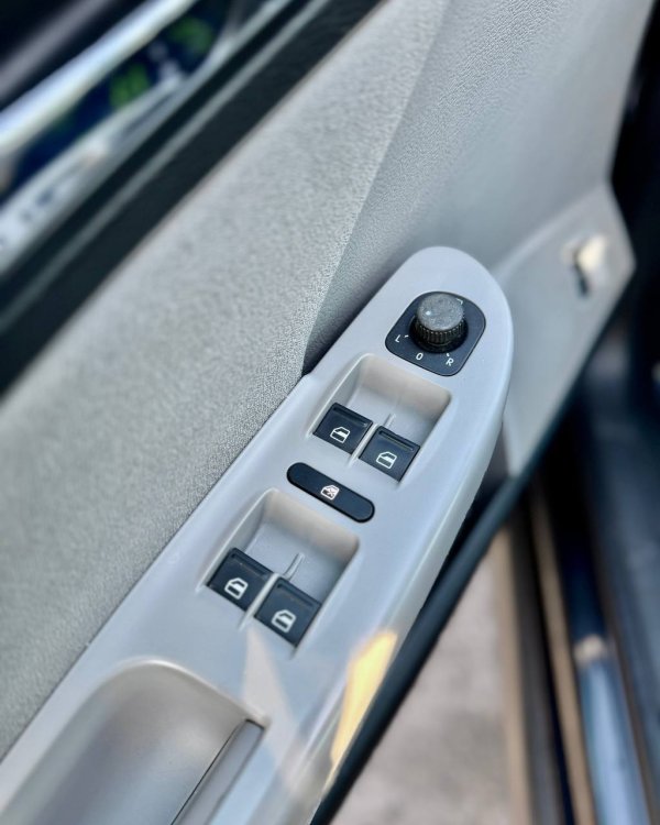Volkswagen Passat B6 - Image 19