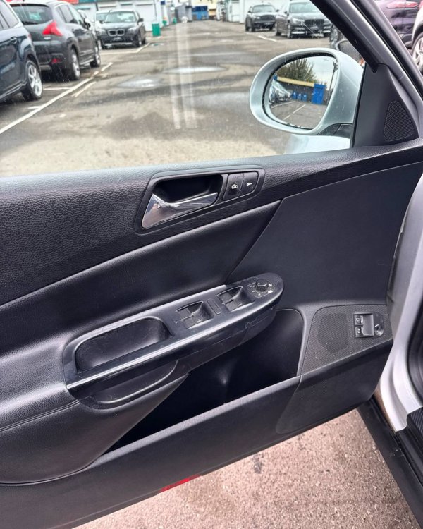 Volkswagen Passat B6 - Image 9