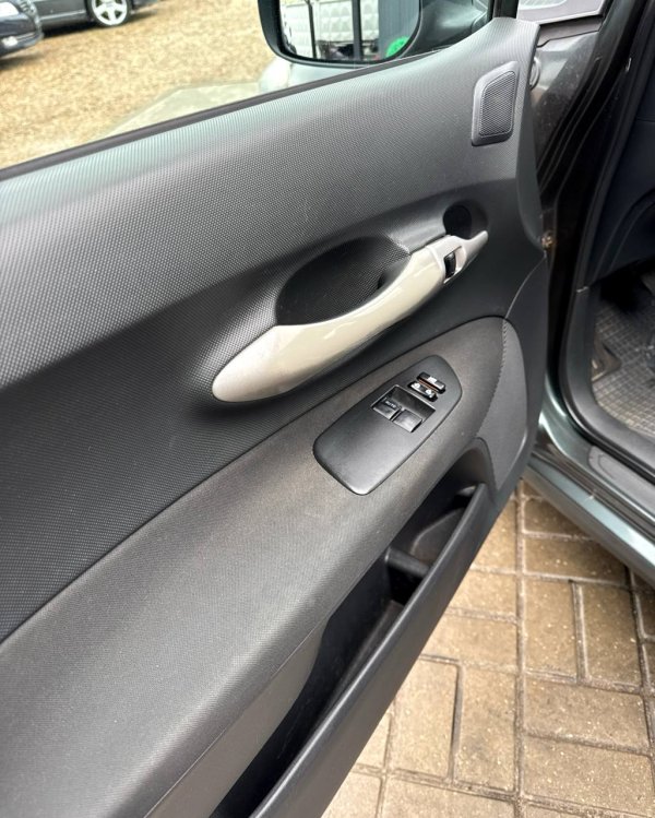 Toyota Auris I (E150) - Image 9