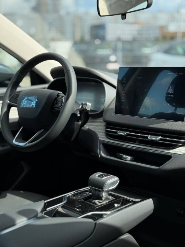 Hongqi E-QM5, Enjoy Edition, 2025 - Image 17