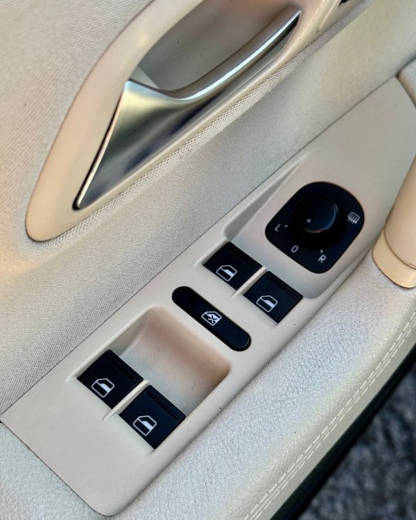 VOLKSWAGEN PASSAT CC - Image 17