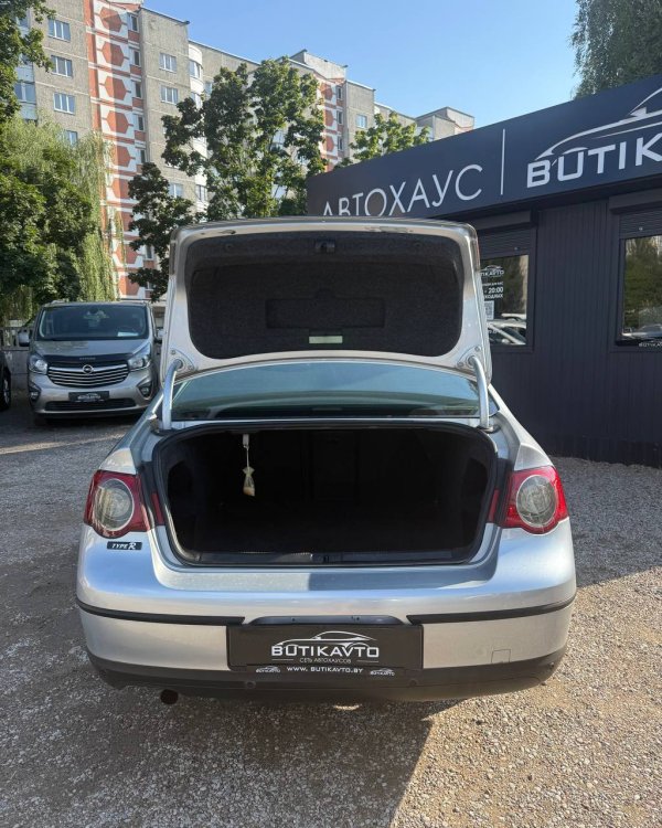 Volkswagen Passat B6 - Image 12