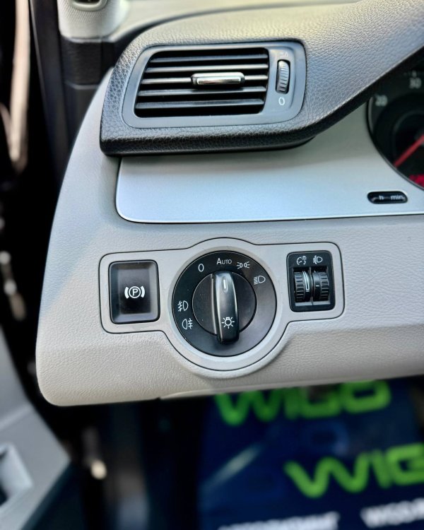 Volkswagen Passat B6 - Image 17