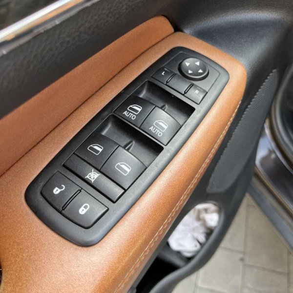 Jeep Grand Cherokee 2011 г 216631 км - Image 11