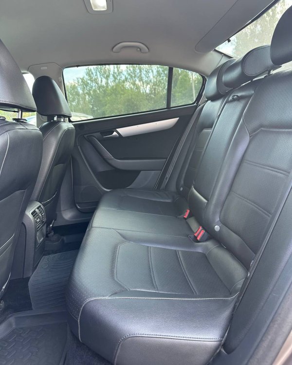 Volkswagen Passat B7 - Image 8