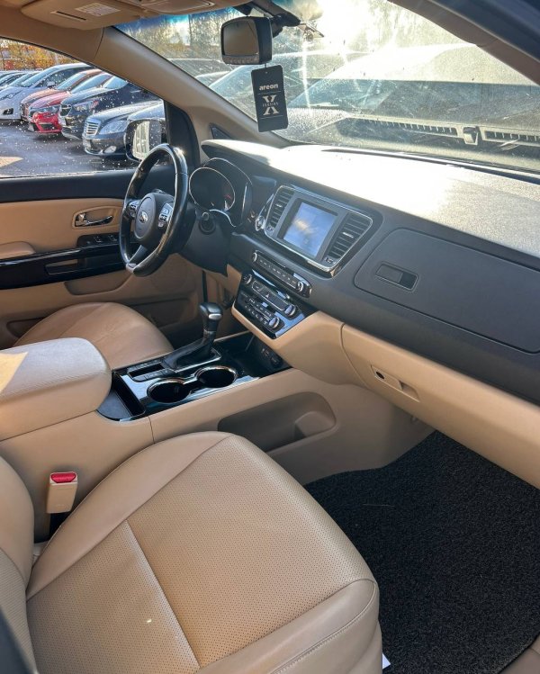 Kia Carnival III - Image 15