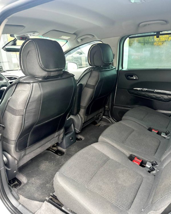 PEUGEOT 5008 - Image 12