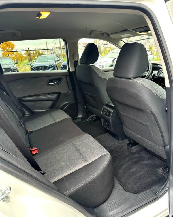 Nissan Rogue III - Image 13