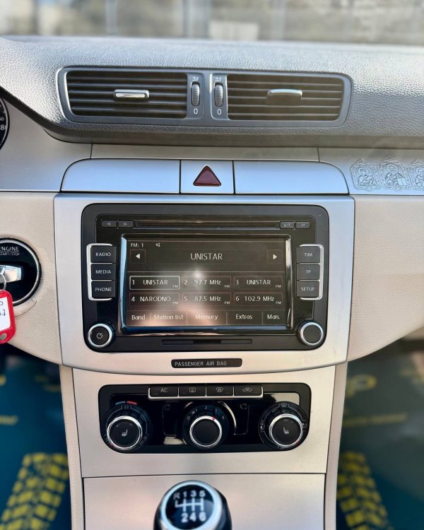 VOLKSWAGEN PASSAT CC - Image 16
