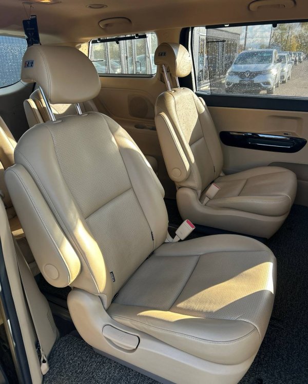 Kia Carnival III - Image 13