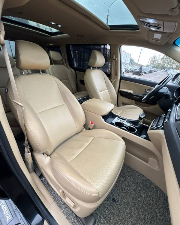 Kia Carnival III - Image 12