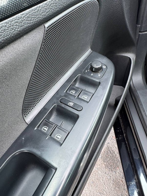 Volkswagen Golf VI - Image 19