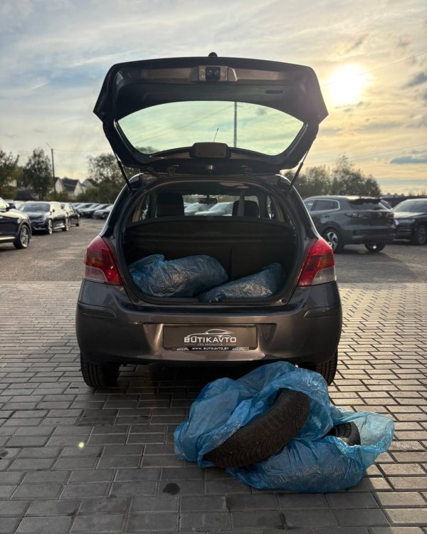 Toyota Yaris II (XP9) · Рестайлинг - Image 12