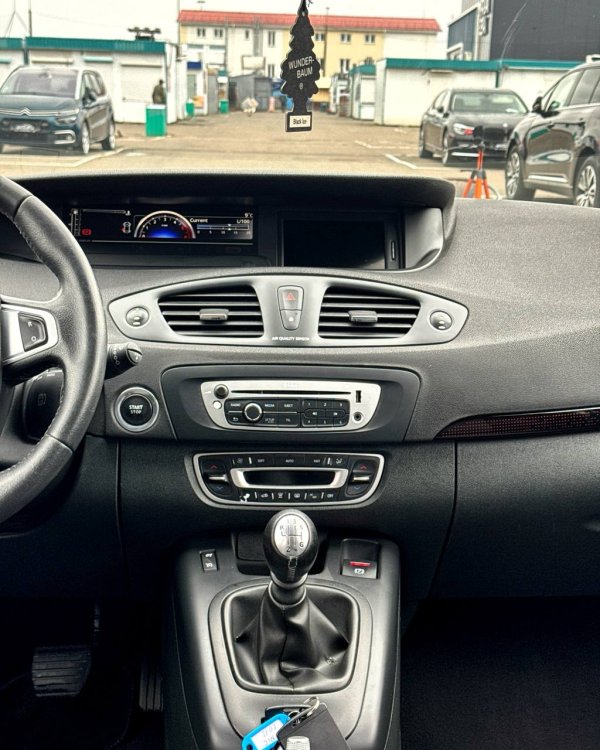 Renault Grand Scenic - Image 12