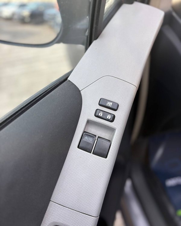Toyota Yaris II (XP9) · Рестайлинг - Image 17