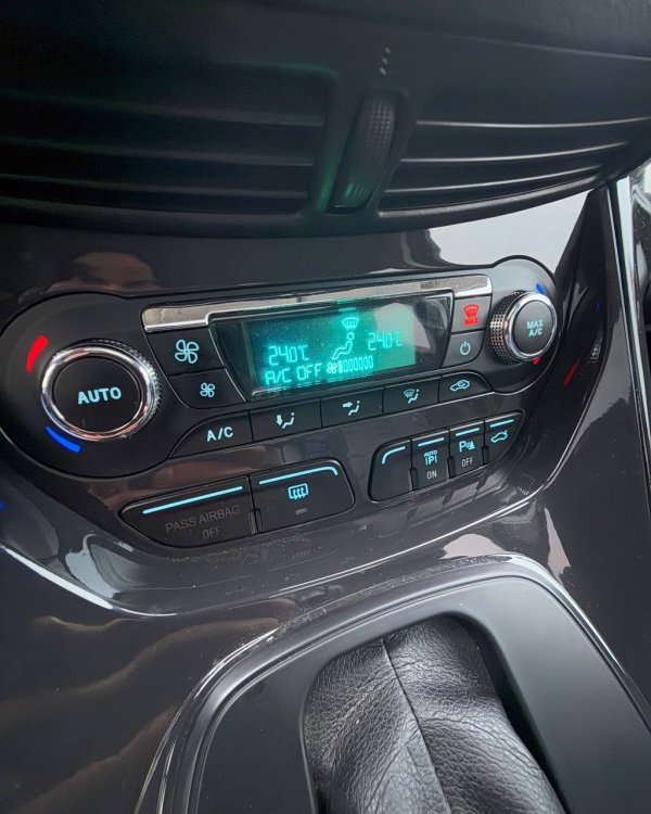 Ford Escape III - Image 22