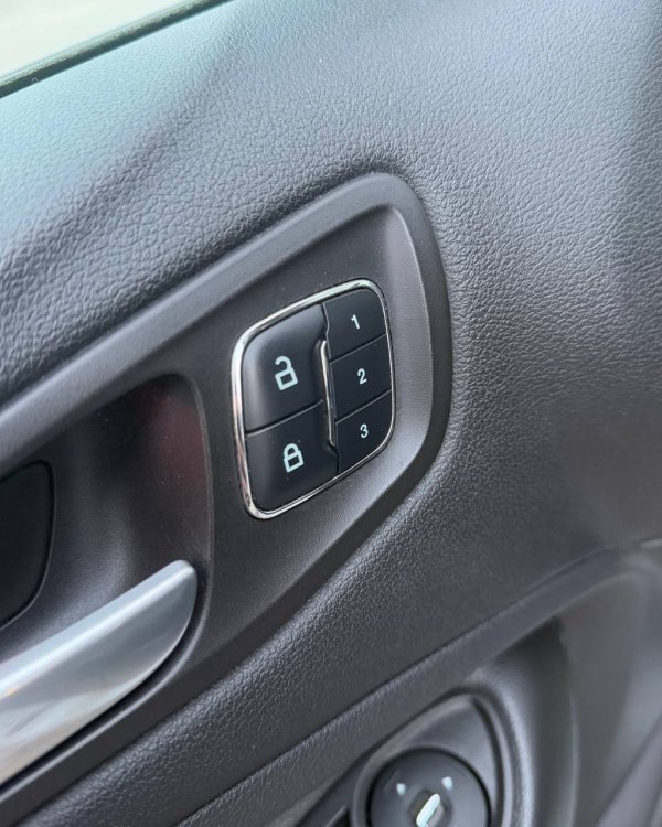 Ford Escape III - Image 19