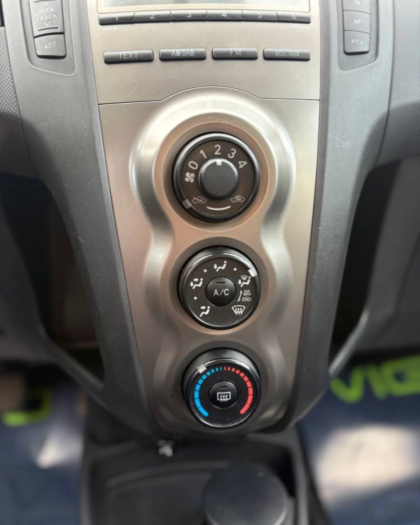 Toyota Yaris II (XP9) · Рестайлинг - Image 16
