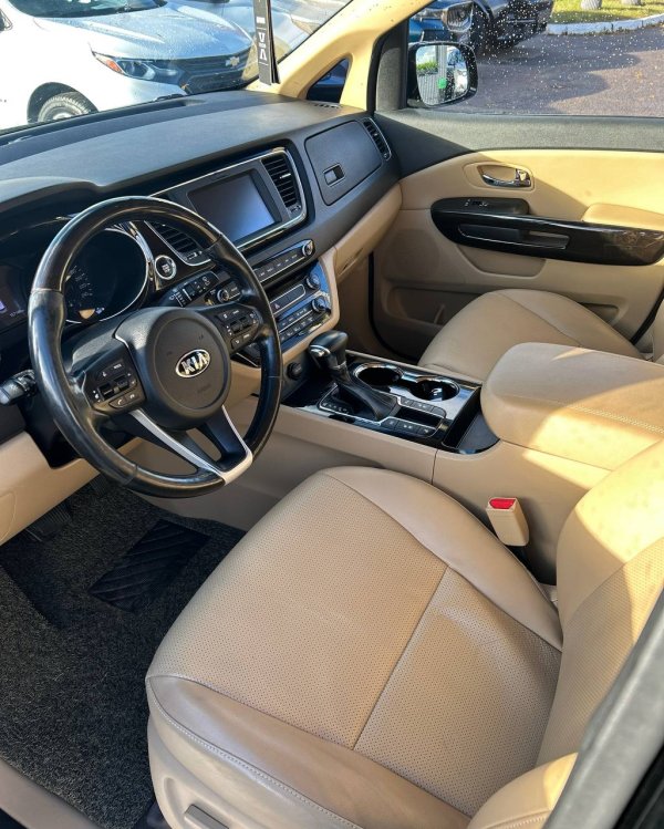 Kia Carnival III - Image 10