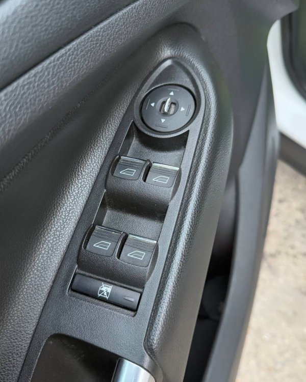Ford Escape III - Image 18