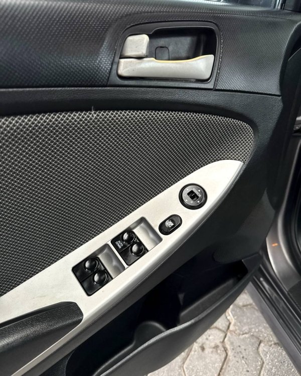 Hyundai Solaris I - Image 9