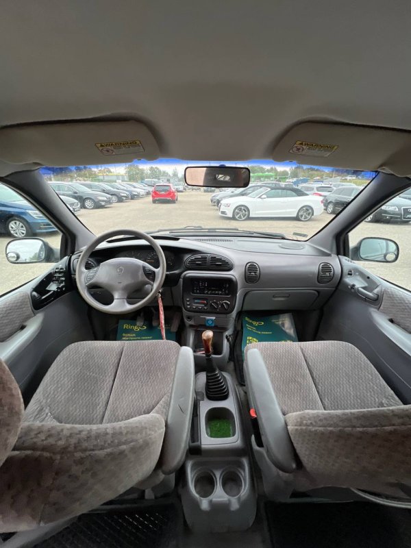 Chrysler Voyager III - Image 13