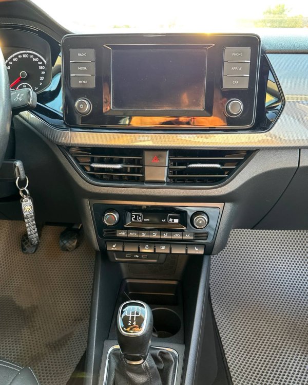 Volkswagen Polo Sedan II - Image 14