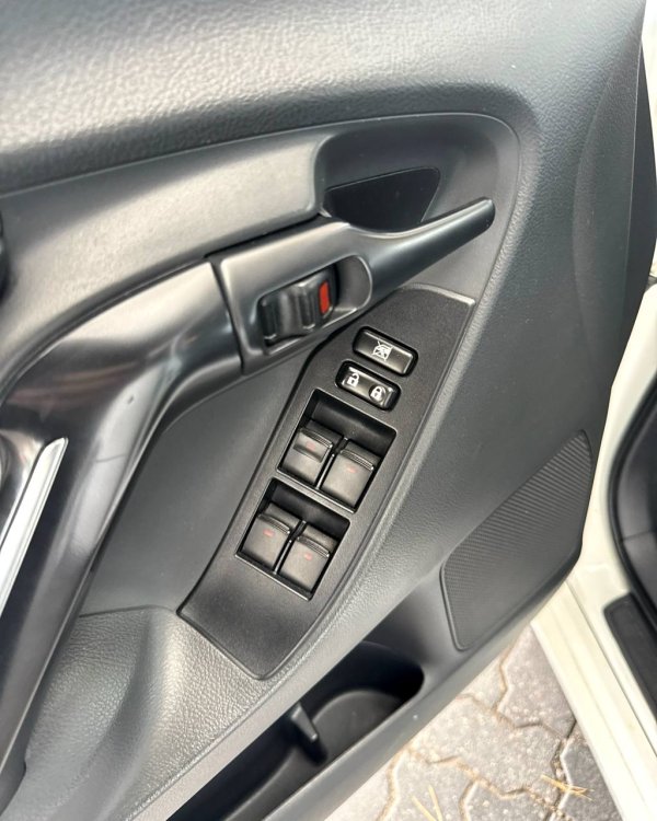 Toyota Verso I · Рестайлинг - Image 9