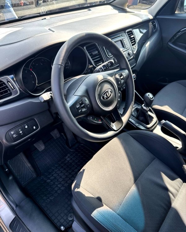Kia Carens III - Image 11