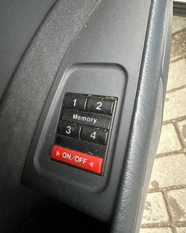 Audi A8 D2 - Image 12