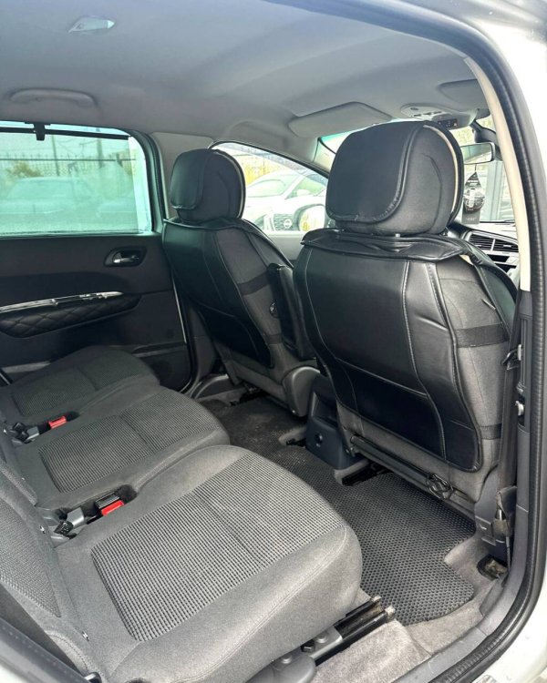 PEUGEOT 5008 - Image 13