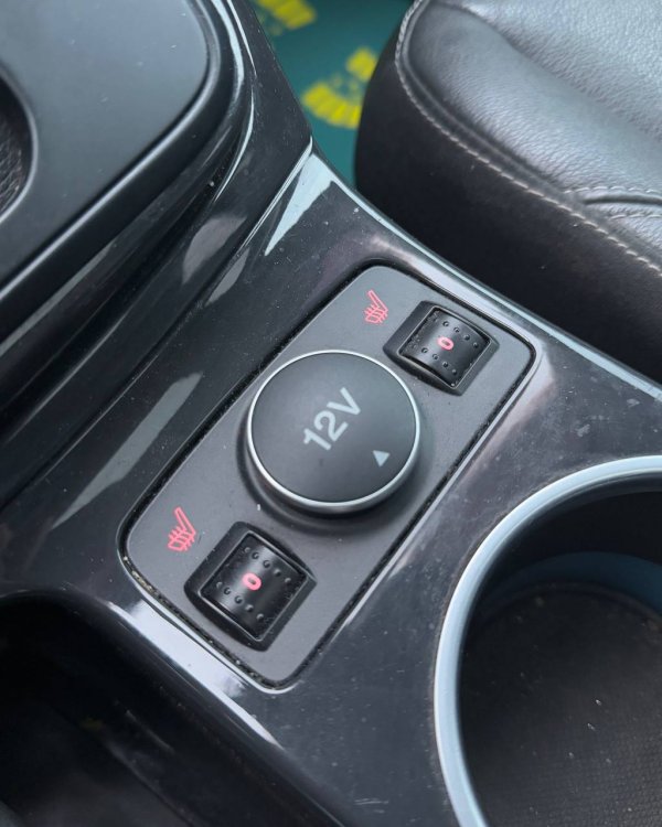 Ford Escape III - Image 23