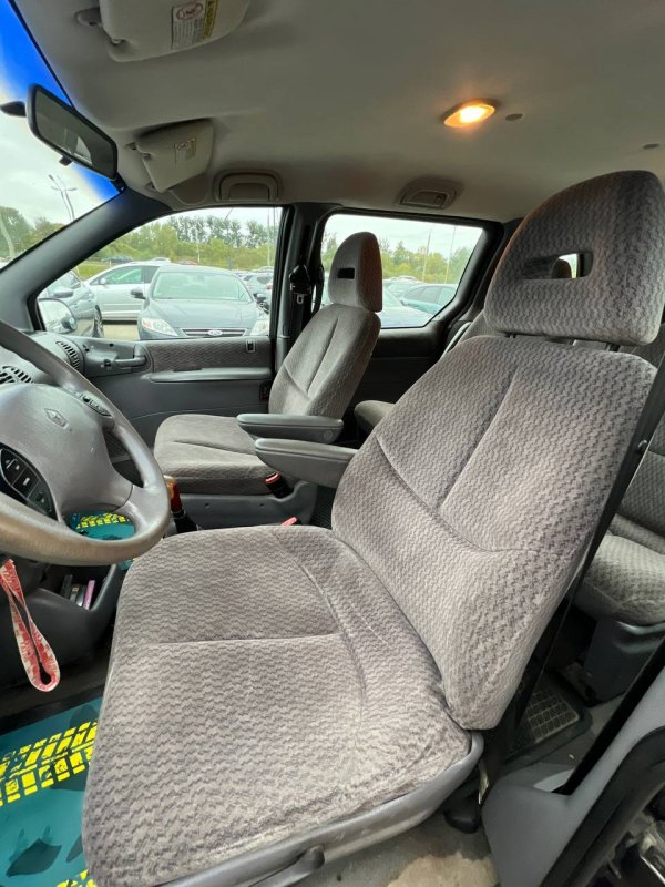 Chrysler Voyager III - Image 11