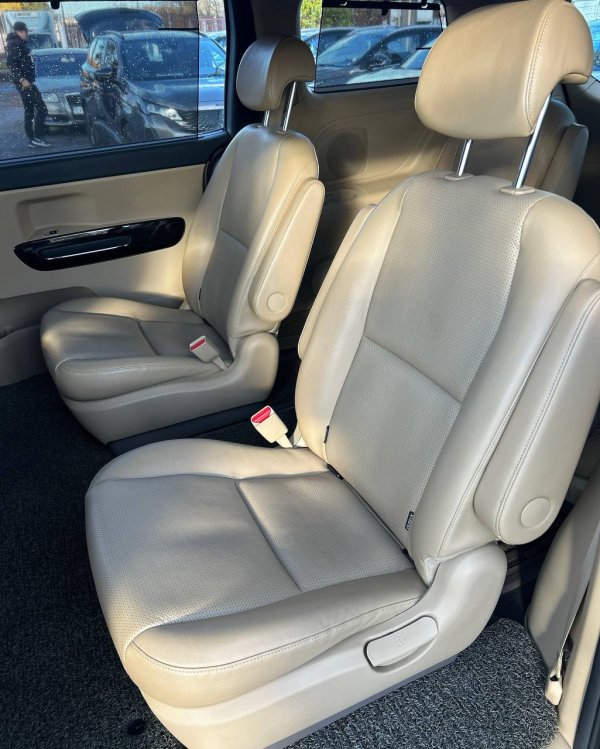 Kia Carnival III - Image 11