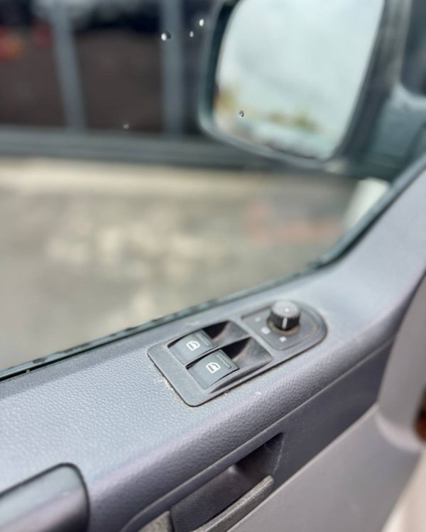 Volkswagen Transporter T5 - Image 15