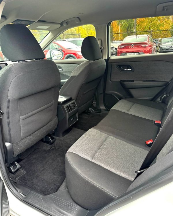 Nissan Rogue III - Image 12