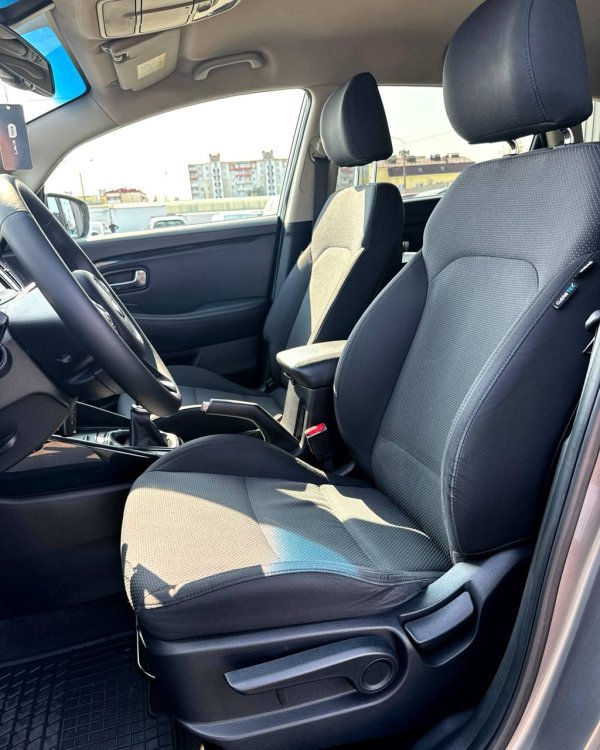 Kia Carens III - Image 10